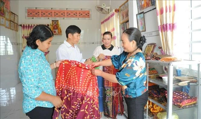 Les produits en brocart du peuple khmer de la commune de Van Giao, cité municipale de Tinh Biên, province d'An Giang, sont présentés aux visiteurs. Photo : VNA