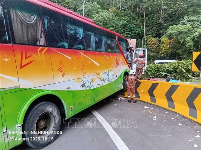 Sur le lieu de l’accident du bus touristique dans la région de Genting Highlands, dans l’État de Pahang, en Malaisie, le 10 août. Photo : VNA