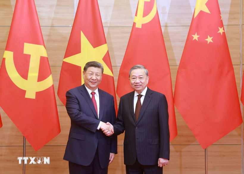 Le secrétaire général du Parti communiste du Vietnam, Tô Lâm (à droite), et le secrétaire général du Parti communiste chinois et président chinois, Xi Jinping, se serrent la main. Photo : VNA
