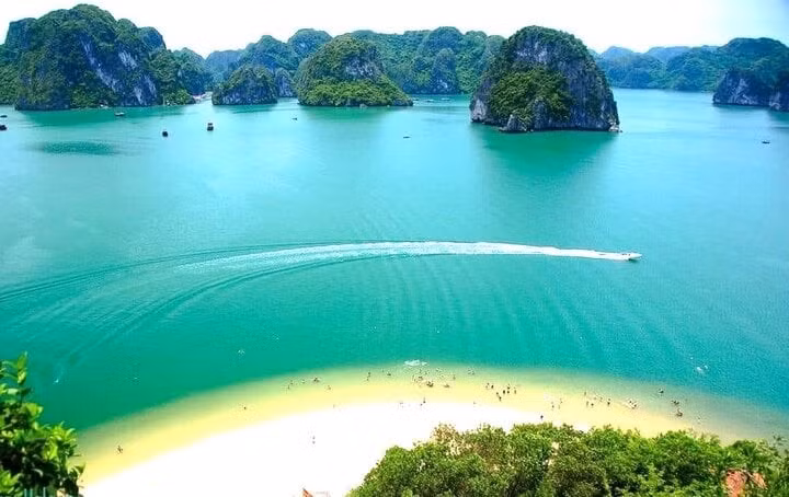 Vue aérienne d'une plage dans la baie de Ha Long. Photo : kenh14.vn