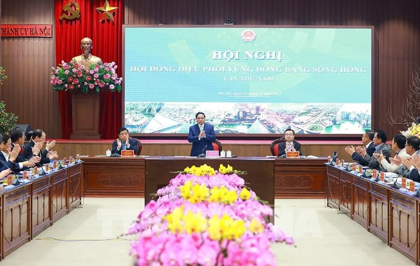 Le Premier ministre Pham Minh Chinh (debout) préside la 5e réunion du Conseil de coordination de la région du delta du fleuve Rouge, à Hanoi, le 14 janvier. Photo : VNA