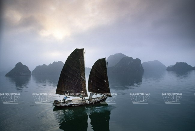 «La baie de Ha Long en 1990», une œuvre de Catherine Karnow à l’exposition «Le Vietnam – 25 ans d’un pays en mutation», à Hanoi, en 2025 Photo : VNP