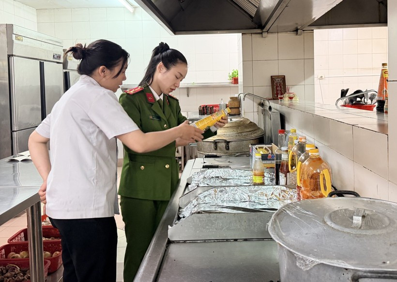 Inspection de la sécurité et de l'hygiène alimentaires dans la zone de préparation des aliments d'un hôtel. Photo: VNA
