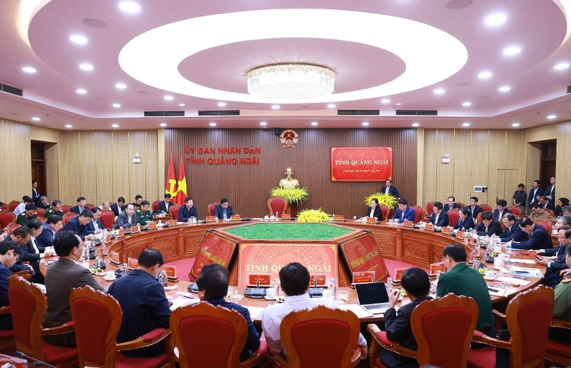 Le Premier ministre Pham Minh Chinh travaille avec la permanence du Comité du Parti de la province de Quang Ngai sur la situation de développement socio-économique, le 9 février. Photo : VNA