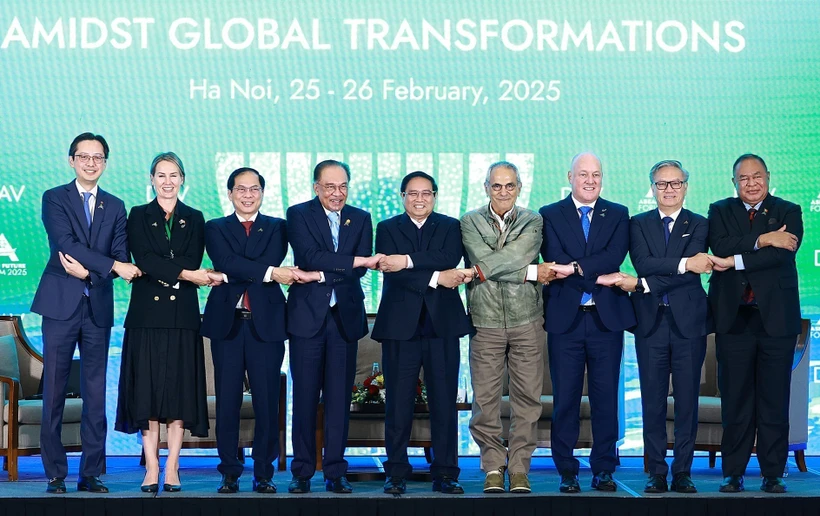 Le Premier ministre Pham Minh Chinh (au centre) et les délégués posent pour une photo de groupe. Photo : VNA