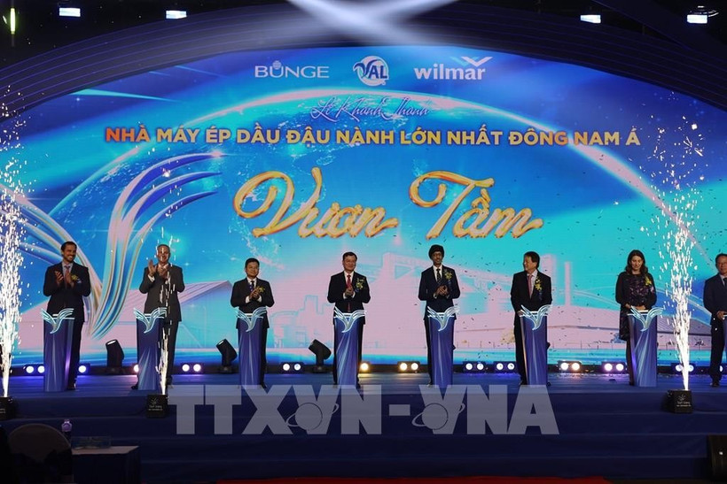 Des délégués inaugurent le plus grand complexe de trituration d'huile de soja d'Asie du Sud-Est, à Hô Chi Minh-Ville, le 10 décembre. Photo : VNA