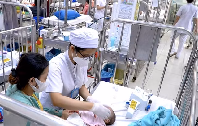 Un patient hospitalisé pour le traitement de la maladie pieds-mains-bouche. Photo : vietnamnet.vn