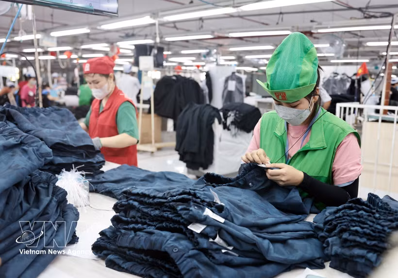 Le secteur du textile et de l'habillement au Vietnam reste un pilier majeur de l'économie nationale, avec des exportations s'élevant à près de 19 milliards de dollars au premier semestre de 2026. Photo : VNA