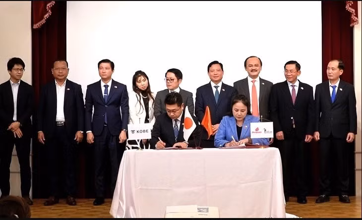 Cérémonie de signature du protocole d’accord établissant un partenariat stratégique entre le port international de Long An et le port de Kobe. Photo: VNA