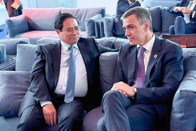Le Premier ministre Pham Minh Chinh (à gauche) et son homologue espagnol Pedro Sanchez, à Nice, en France, le 9 juin. Photo : VNA