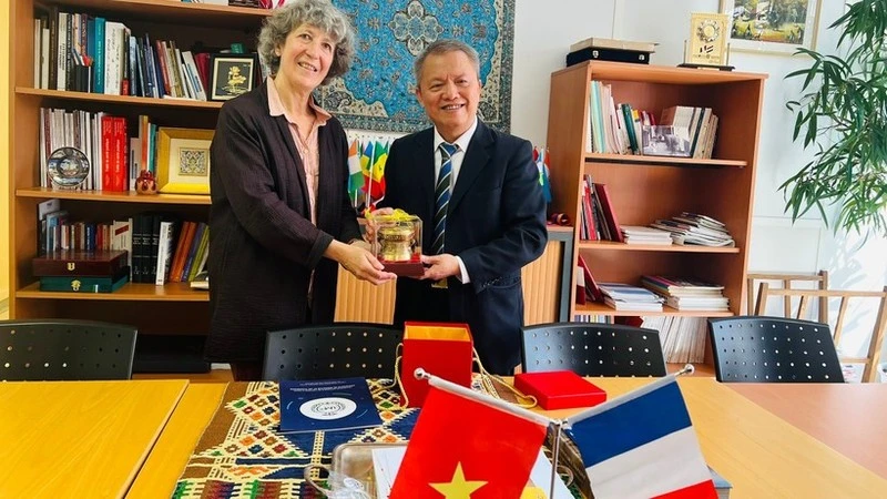 La Dr Florence Veber, directrice de la coopération internationale de l’AP-HP, échange et le prof.-Dr Lê Ngoc Thanh (à droite). Photo : nhandan.vn