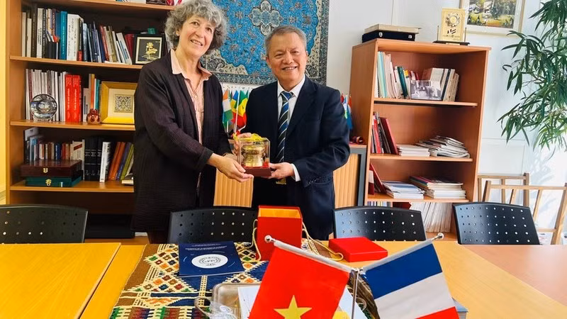 La Dr Florence Veber, directrice de la coopération internationale de l’AP-HP, échange et le prof.-Dr Lê Ngoc Thanh (à droite). Photo : nhandan.vn