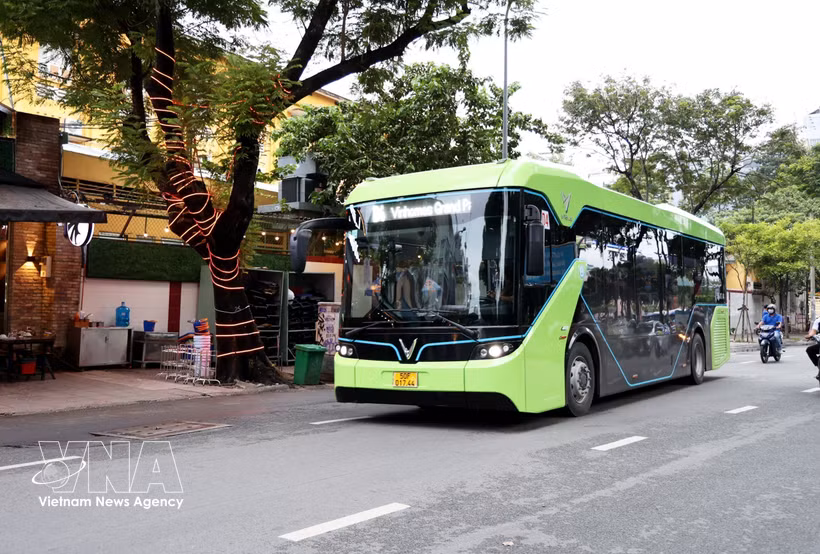 Hô Chi Minh-Ville vise à ce que 100% de ses bus soient électriques et utilisent de l'énergie verte d'ici 2030. Photo : VNA