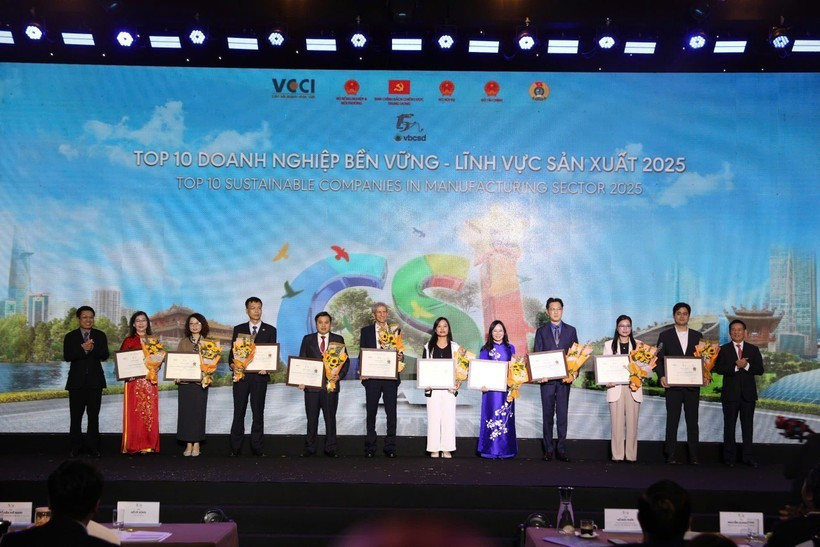Le trophée «Étoile CSI» a été remis à 11 entreprises exceptionnelles figurant parmi les 10 meilleures entreprises durables pendant cinq années consécutives ou plus. Photo : VietnamPlus