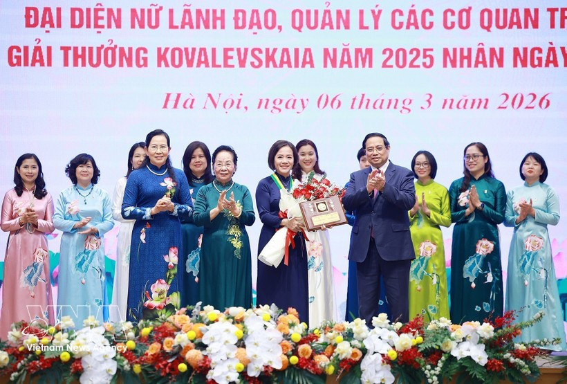 Le Premier ministre Pham Minh Chinh remet le remis le prix Kovalevskaïa 2025 à la professeure-Docteure Trân Thi Viêt Nga, directrice de l’Institut de haute technologie Vietnam-Japon et professeure à l’Université de construction de Hanoi. Photo: VNA