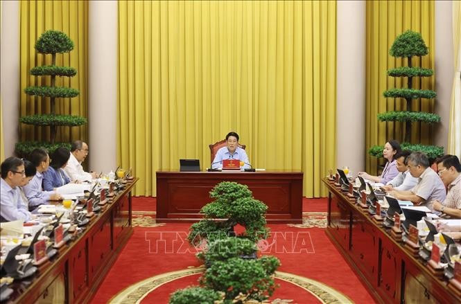 Le président Luong Cuong (centre) lors de la séance de travail avec le Bureau présidentiel, à Hanoi, le 27 août. Photo : VNA