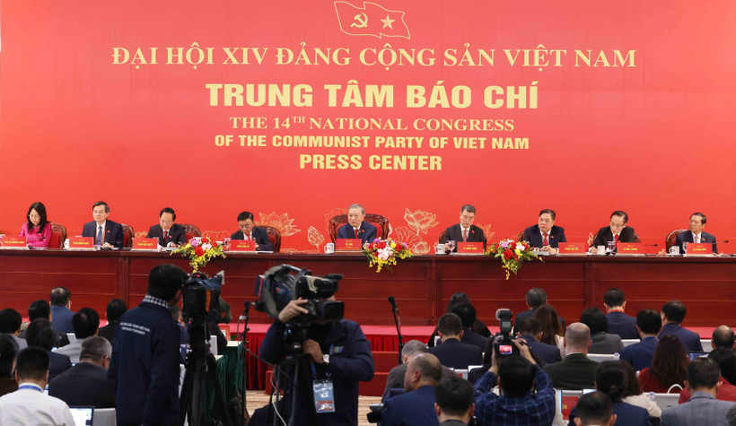 Le secrétaire général du Parti Tô Lâm (centre) lors de la conférence de presse internationale sur les résultats du 14e Congrès national du Parti, à Hanoi, le 23 janvier. Photo : VNA