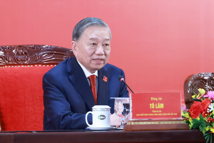 Le secrétaire général du Parti Tô Lâm (centre) préside la conférence de presse internationale sur les résultats du 14e Congrès national du Parti, à Hanoi, le 23 janvier. Photo : VNA