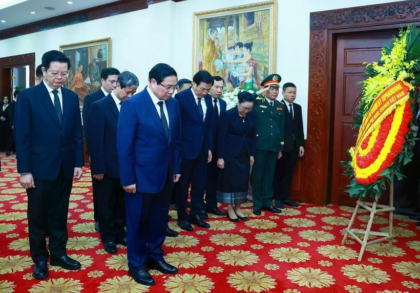 Le Premier ministre Pham Minh Chinh rend hommage à l'ancien président du Parti populaire révolutionnaire lao et ancien président lao Khamtay Siphandone, à Hanoi, le 4 avril. Photo : VNA