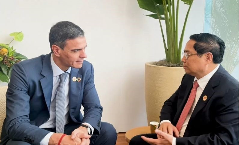 Le Premier ministre Pham Minh Chinh (à droite) rencontre le Premier ministre espagnol Pedro Sánchez en marge du sommet du G20 au Brésil en 2024. Photo : VGP