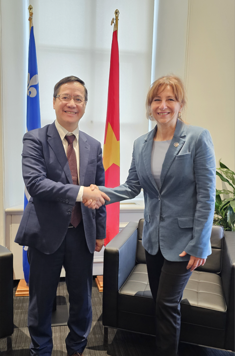 L’ambassadeur du Vietnam au Canada Pham Vinh Quang et la ministre des Relations internationales et de la Francophonie du Québec, Martine Biron. Photo: VNA