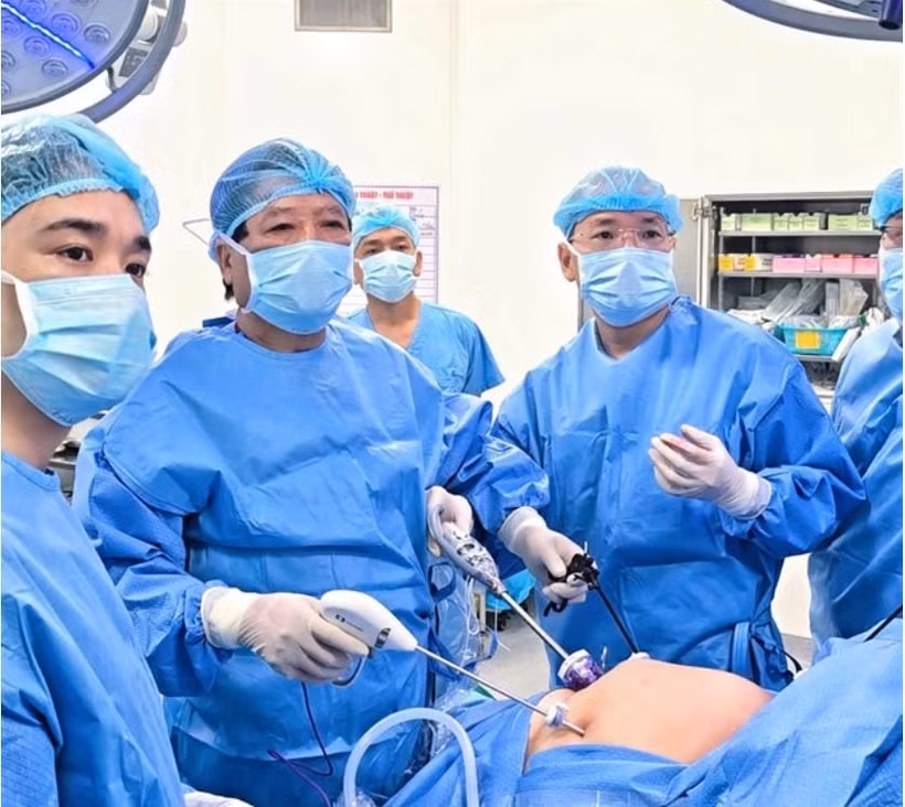 Une équipe de médecins pratique une chirurgie laparoscopique pour traiter l'obésité au campus de Ninh Binh de l'Hôpital de l’amitié Viêt Duc. Photo fournie par l'hôpital