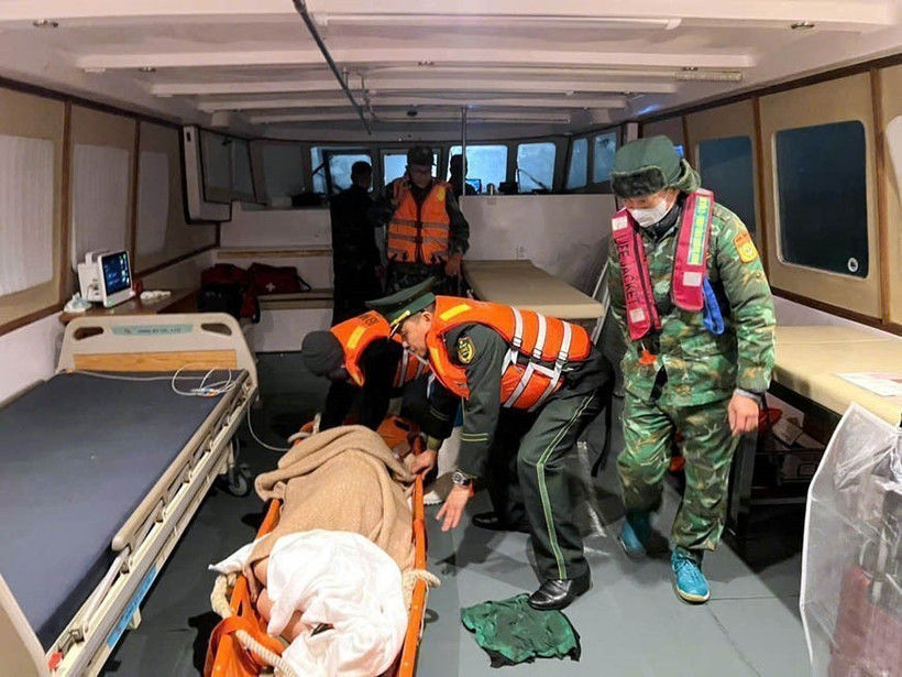 Les secours transportent en toute sécurité Mme Kosuge Kimiko (née en 1949, de nationalité japonaise), victime d'un AVC, à l’hôpital pour des soins d’urgence. Photo : VNA