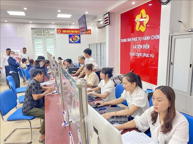 Les gens viennent effectuer des procédures administratives au Centre de services administratifs publics de la commune de Tiên Diên, province de Hà Tinh.