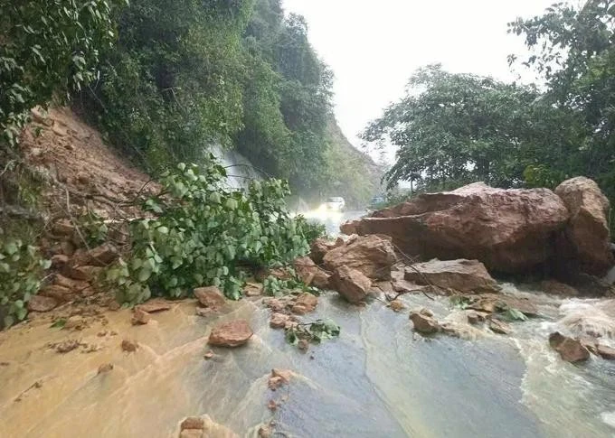 Il pleut à Lai Châu depuis plusieurs jours, et des glissements de terrain ont commencé à se produire. Photo : Police de la province de Lai Châu