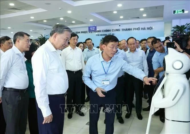 Le secrétaire général du Parti, Tô Lâm (à gauche, 1er plan), inspecte le fonctionnement du Centre des services administratifs publics de Hanoi. Photo : VNA