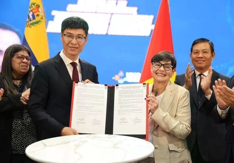 Le prof-Dr Tu Minh Phuong, président du Conseil de l’Institut de technologie des postes et télécommunications (PTIT), et la vice-présidente et ministre vénézuélienne des Sciences et de la Technologie, Gabriela Jiménez Ramírez, signent un protocole d’accord de coopération. Photo : ambassade du Vietnam au Venezuela