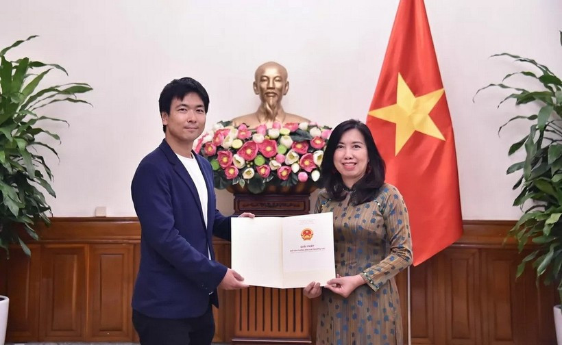 La vice-ministre des Affaires étrangères, Lê Thi Thu Hang (à droite) remet à l’agence de presse télévisée japonaise Nihon Denpa News l’autorisation de rouvrir son bureau permanent au Vietnam. Photo : VNA