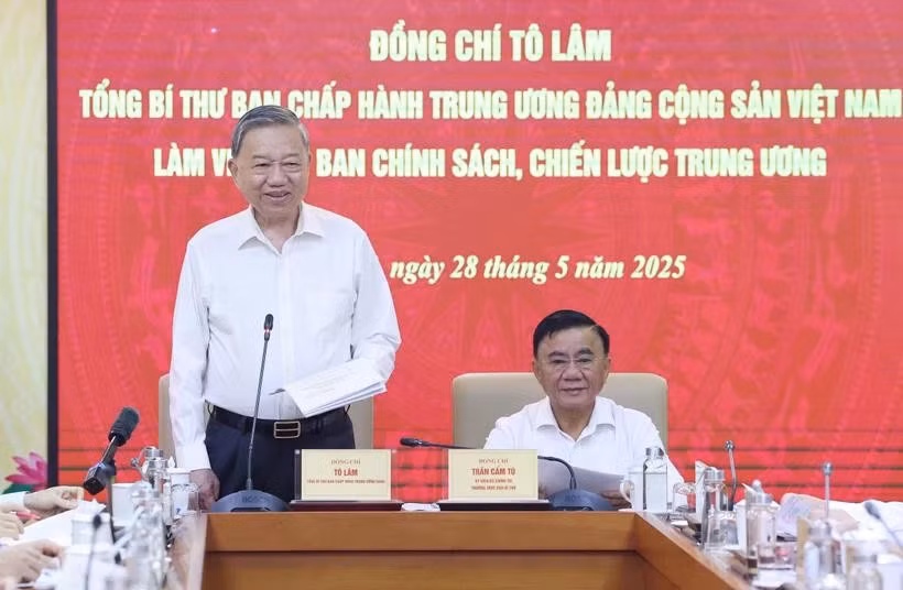 Le secrétaire général du Parti, Tô Lâm, s’exprime lors de sa séance de travail avec la Commission des politiques et des stratégies du Comité central du Parti, à Hanoi, le 28 mai. Photo : VNA
