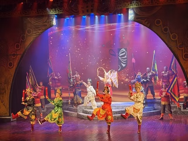 Représentation lors de la cérémonie d'ouverture de Festival national de tuồng (théâtre classique) et de dân ca kich (opéra folklorique) 2025. Photo: VNA