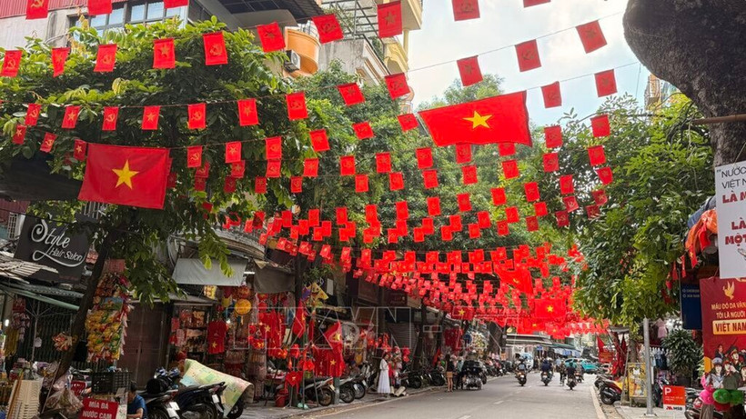 Une rue de Hanoi décorée de drapeaux, de fleurs, de banderoles et d’affiches pour célébrer le 80e anniversaire de la Fête nationale (2 septembre). Photo : VNA