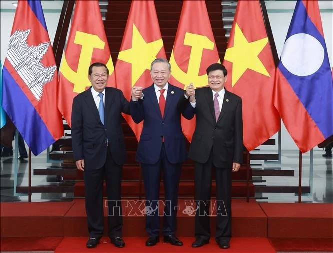 De gauche à droite, le président du Parti du peuple cambodgien et président du Sénat du Cambodge, Samdech Techo Hun Sen; le secrétaire général du Parti communiste du Vietnam, Tô Lâm; et le secrétaire général du Parti populaire révolutionnaire lao et président lao Thongloun Sisoulith. Photo: VNA