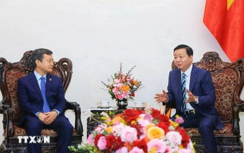 Le vice-Premier ministre Trân Hông Hà (à droite) et Chen Sichang, directeur général de la China Civil Engineering Construction Corporation (CCECC), à Hanoi, le 14 mai. Photo : VNA
