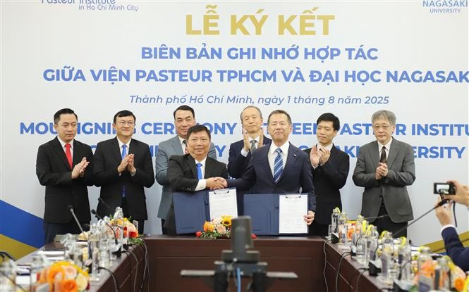 Lors de la cérémonie de signature du protocole d’accord entre l’Institut Pasteur de Hô Chi Minh-Ville et l’Université de Nagasaki au Japon, à Hô Chi Minh-Ville, le 1er août 2025. Photo : VNA