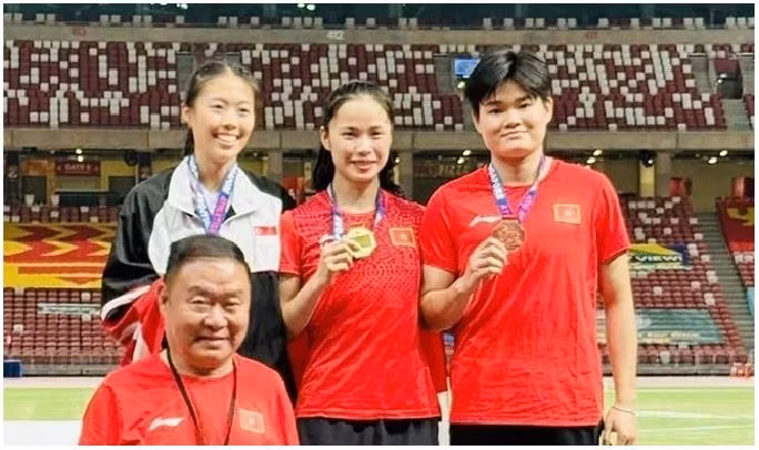 L’athlète vietnamienne Phung Thi Huê (au centre) ouvre le compteur vietnamien aux Championnats ouverts d’athlétisme de Singapour 2026. Photo : laodong.vn