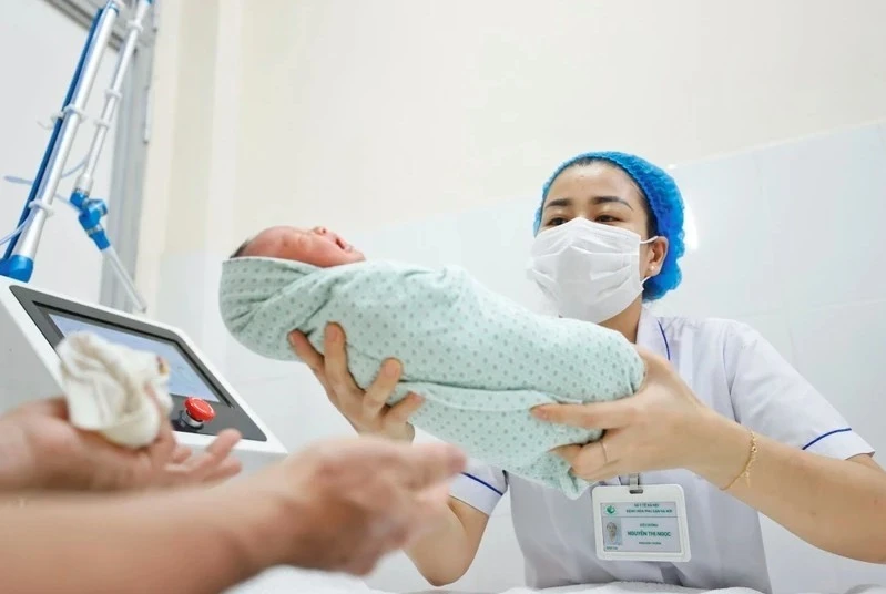 Le personnel médical prend soin d'un nouveau-né. Photo : VNA