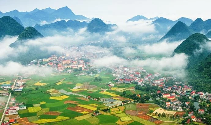 Au sommet du mont Nà Lay, les visiteurs peuvent profiter d’une vue panoramique sur la vallée de Bac Son. Photo: baogiaothong.vn