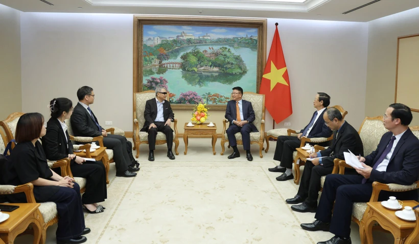 Le vice-Premier ministre Lê Thành Long (à droite) recevant le directeur exécutif de la Vietnam Foundation, Pham Duc Trung Kiên, à Hanoi, le 12 mai. Photo: VNA
