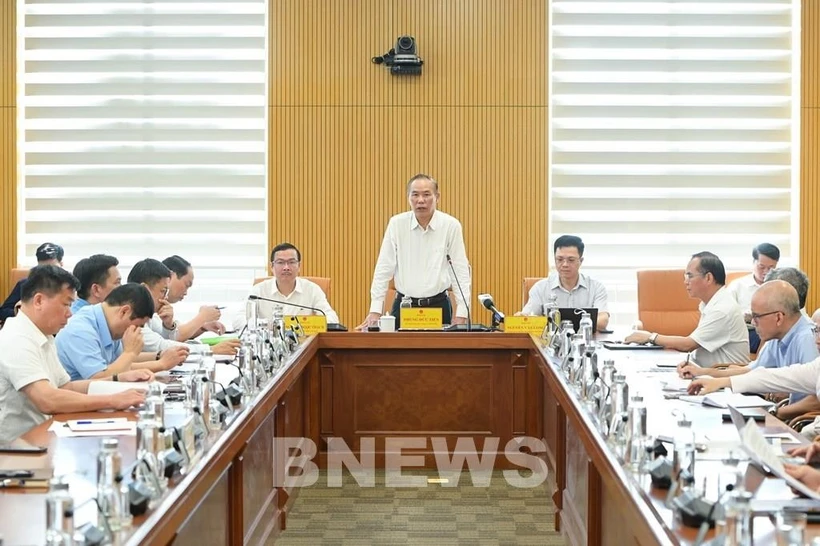 Le vice-ministre de l’Agriculture et de l’Environnement, Phung Duc Tiên, préside une conférence de presse pour annoncer les sept missions principales, à Hanoi, le 5 mai. Photo : Bnews