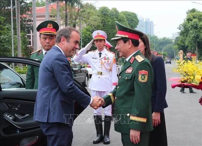 Le ministre vietnamien de la Défense, Phan Van Giang, accueillant le ministre français des Armées, Sébastien Lecornu, à Hanoi, le 26 mai. Photo : VNA