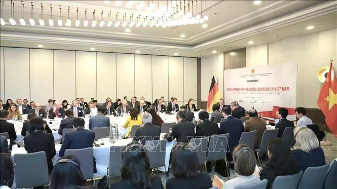 Lors des discussions sur le développement des centres financiers au Vietnam. Photo : VNA