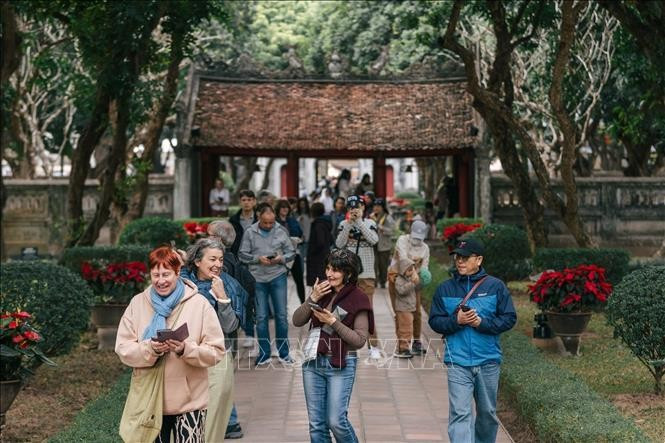 Touristes visitant le Temple de la Littérature à Hanoi. Photo: VNA