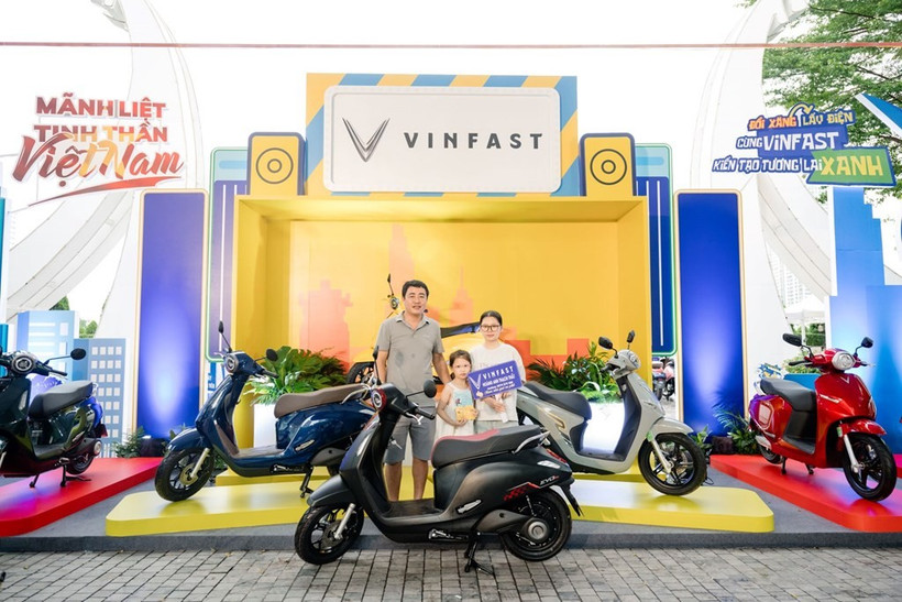 Trân Dên, dans le district de Quôc Oai, a été le premier client de l'événement de VinFast à échanger sa moto à essence contre une VinFast Evo200. Photo : VNA
