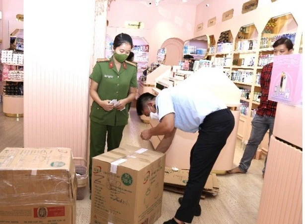 Les autorités interpellent un lot de cosmétiques d'origine inconnue. Photo: VNA