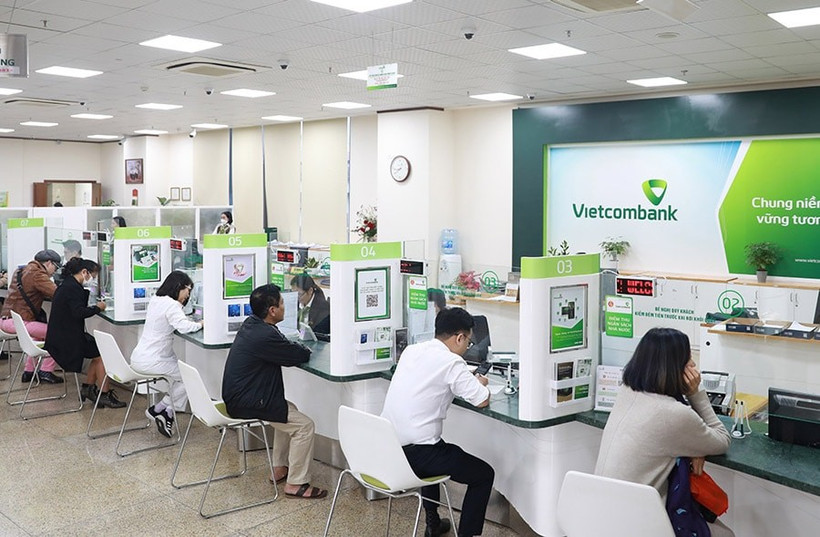 Clients effectuant des transactions à la Banque commerciale par actions du commerce extérieur du Vietnam (Vietcombank). Photo : HNM
