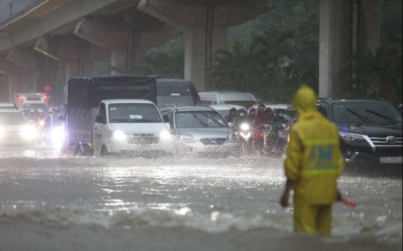 De minuit au matin du 7 octobre, la circulation de la tempête Matmo a provoqué de fortes pluies prolongées, inondant de nombreuses zones de la capitale. Photo: VnExpress